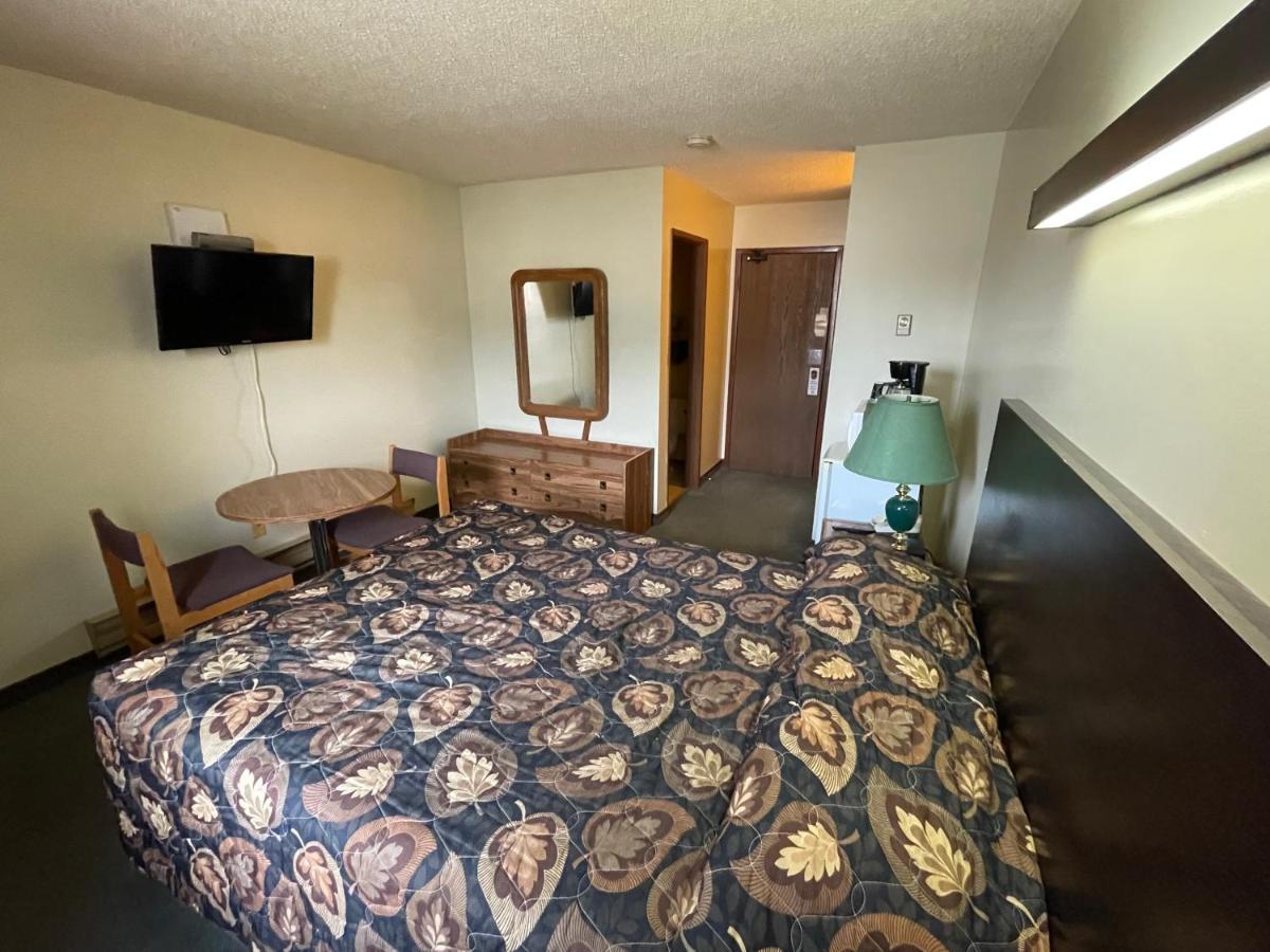 Circle 6 Motel Weyburn Eksteriør bilde